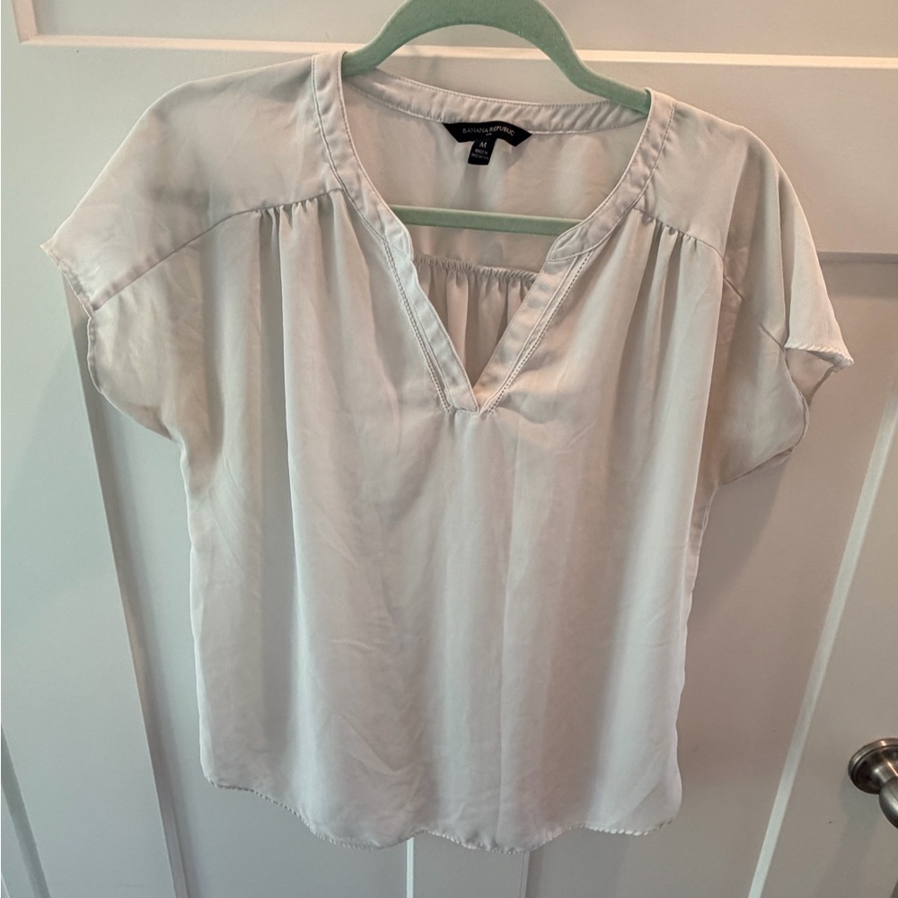 Banana Republic Ivory V Neck Blouse Medium Short Sleeve Off White Work Top